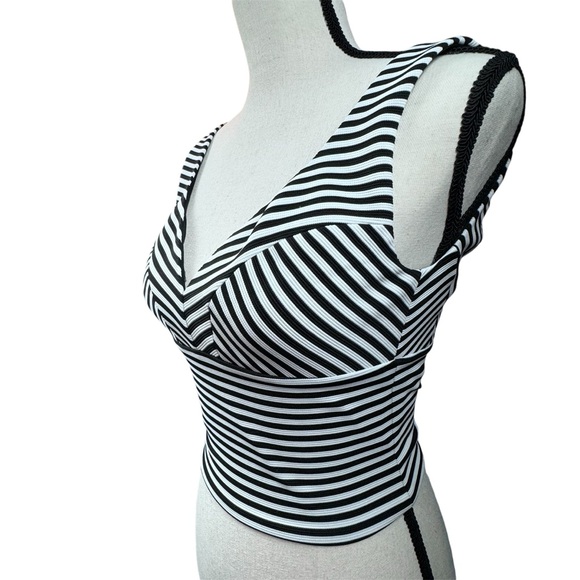 Black and white striped Guess sleeveless crop top. Gold zipper closure. - Picture 4 of 9
